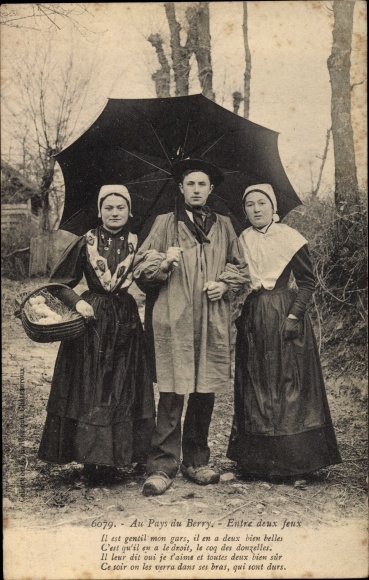 Postcard Au Pays de Berry, Between two fires, Mann und Frauen in Trachten