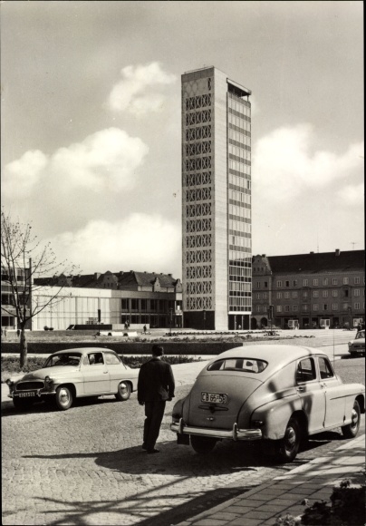 KP Neubrandenburg w Meklemburgii-Pomorzu Przednim, drapacz chmur, dom kultury i edukacji, samochody