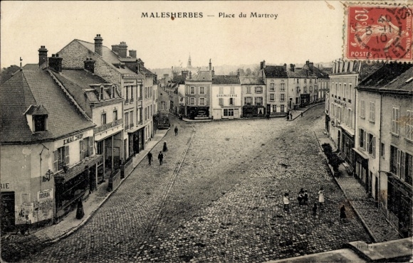 Postcard Malesherbes Loiret, Place du Martroy, cobbled street, houses, people
