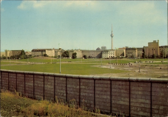 Ak Berlin, Blick über die Mauer am Potsdamer Platz nach Ost-Berlin, Fernsehturm im Hintergrund