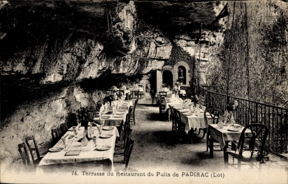 Ak Padirac Lot, Terrasse des Restaurants, Tische gedeckt, Felsenwand, natürlicher Charme