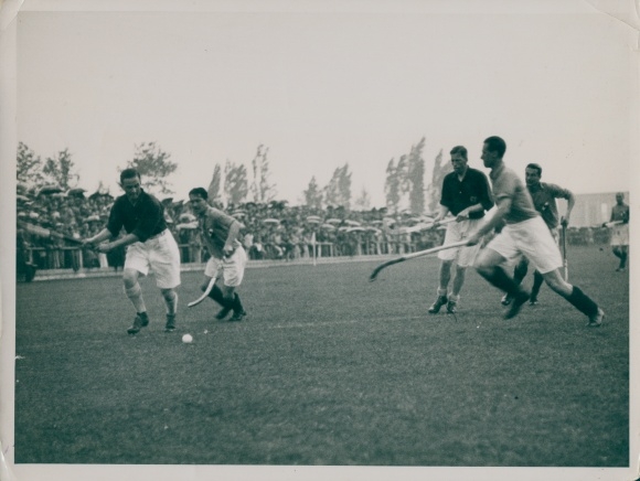 Photo 1936 Olympics, hockey tournament, Holland versus France