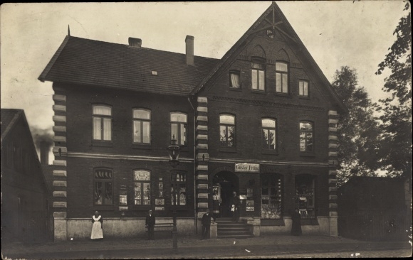 Photo Postcard Visselhövede in Lower Saxony, people in front of a shop