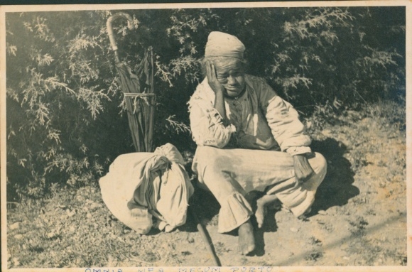 Foto Afrika?, Omina mea mecum porto, Mann mit seiner Habe in einem Bündel