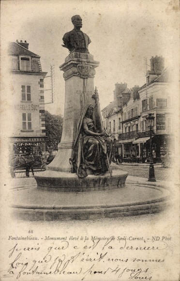 Ak Fontainebleau Seine et Marne, Monument für Sadi-Carnot, Brunnen, Stadtansicht,  Architektur