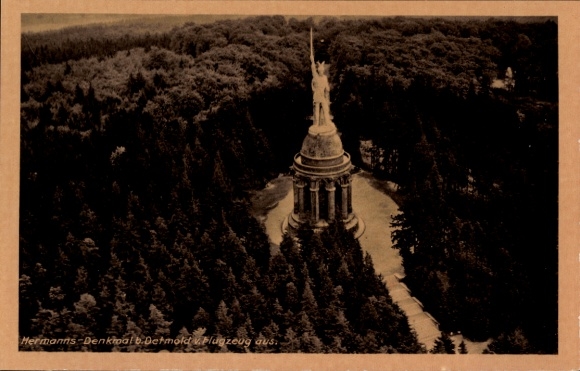 Ak Detmold Teutoburger Wald, Donoper Teich, Hermanns-Denkmal, Luftaufnahme, Waldgebiet, Monument,