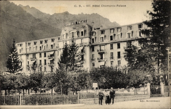 Ak Chamonix Mont Blanc Haute Savoie, Hôtel Chamonix-Palace, Bergkulisse, Bäume, Menschen