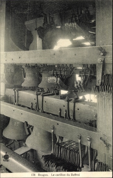 Postcard Bruges Gironde, Le Carillon du Beffroi