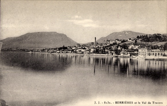 Ak Serrières Neuchâtel Neuenburg Stadt, Panorama mit Bergen, See und Ortschaft, Schwarz-Weiß-Bild
