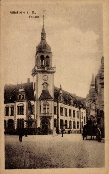 Postcard Güstrow in Mecklenburg, historical building, tower, clock, horse and carriage, street view