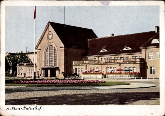 Ak Köthen in Anhalt, Bahnhof von der Straßenseite, Kutsche, Terrasse