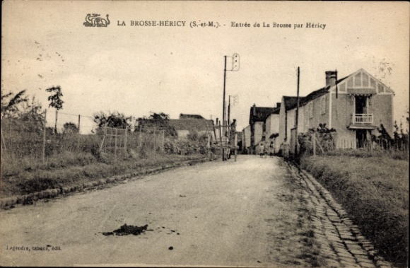 Ak Labrosse Héricy Seine et Marne, Straße in La Brosse- Häuser, ruhige Landschaft