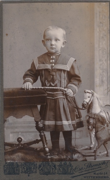 CdV Lutherstadt Wittenberg, portret, dziecko w pracowni Oscara Strenscha, koń na biegunach