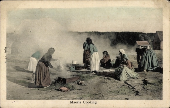 Ak Rotorua Neuseeland, Maori beim Kochen im Freien