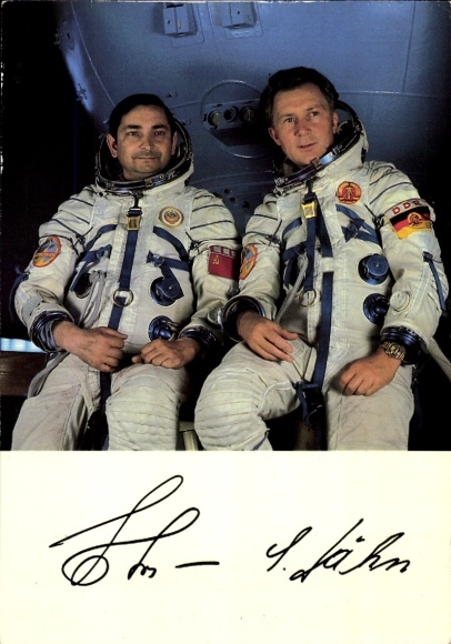 Postcard Cosmonaut Valery Fedorovich Bykovsky, Sigmund Jähn, Portrait, GDR
