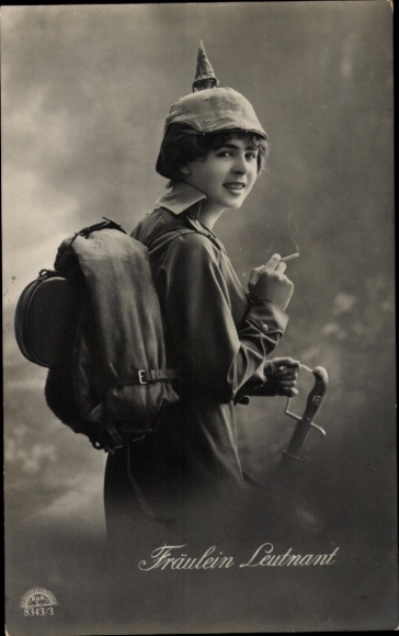 Ak Fräulein Leutnant, Frau in Uniform, Zigarette