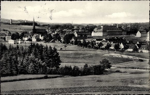 Ansichtkaart Münchberg in Oberfranken Bayern, gedeeltelijk zicht met Kreuzberg-school