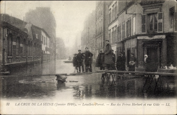 Postcard Levallois Perret Hauts de Seine, The Flood of the Seine, January 1910, Rue des Freres Herbert