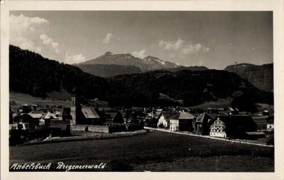 Postcard Au in the Bregenzerwald Vorarlberg, beautiful landscape, mountains in the background, buildings, village view