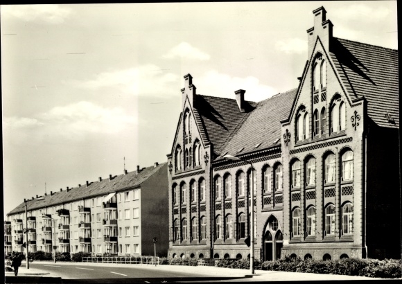 Postcard Friedland in Mecklenburg, Oberschule Friederike Krüger