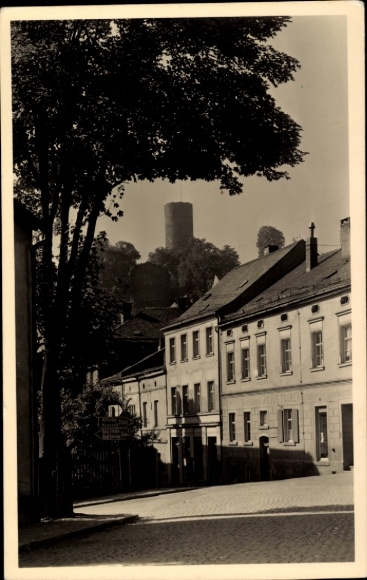 Ak Bad Lobenstein in Thüringen, Blick auf Häuser, Baum, Burgruine im Hintergrund, Schwarz-Weiß-Fo