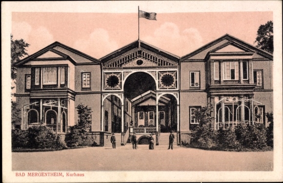 Postcard Bad Mergentheim in Tauberfranken, Kurhaus, building with flag, people in the foreground