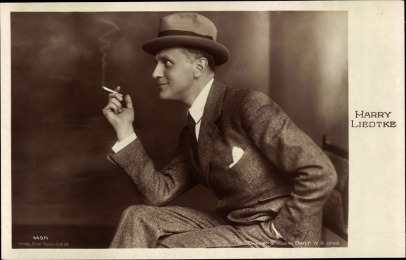 Postcard actor Harry Liedtke, portrait in a suit, hat, cigarette, Ross Verlag 449/4