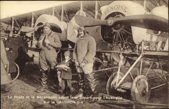 Postcard Le Pilote et le Mecanicien avant leur depart pour l'Australie sur le Caudron G-4