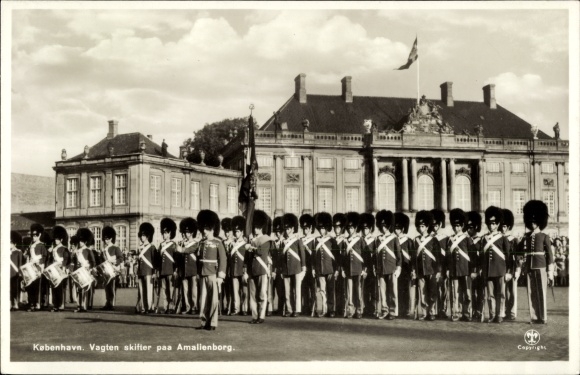 Postcard København Kopenhagen Dänemark, The changing of the guard at Amalienborg