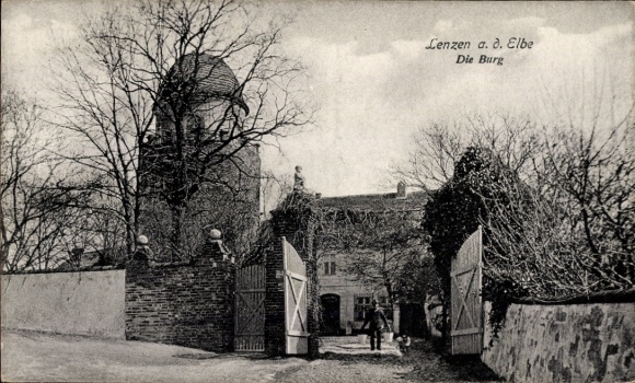 KP Lenzen nad Łabą Prignitz, zamek, brama, drzewa, architektura