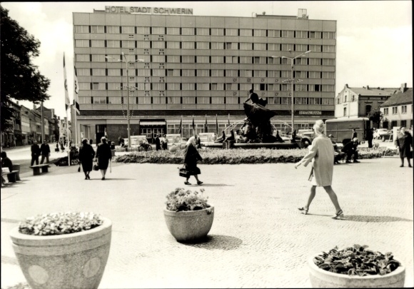 Ak Schwerin in Mecklenburg, Hotel Stadt  Statue, Stadtplatz, Menschen, Pflanzen
