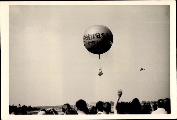 Photo Ballon Gebras over a village, spectators