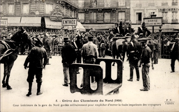 Postcard Paris X Entrepôt, North Station, railway workers' strike, station courtyard