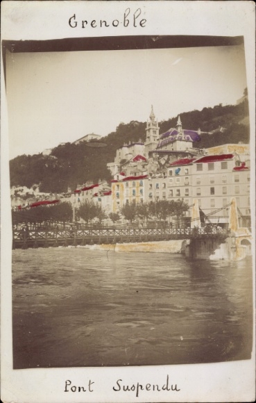 Ak Grenoble Isère, Panorama von  Brücke, bunte Gebäude, Berge im Hintergrund