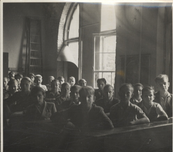 Original Fotos Berlin Tempelhof, Gemeindeschule, Manteuffelstr. 66, Schüler, um 1946, ca. 12x13 cm