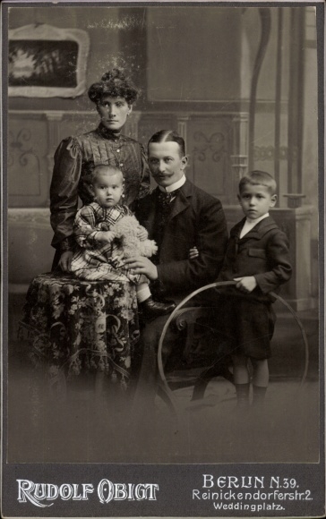 Kabinett Foto Familienportrait, Junge mit Reifen, Kleinkind mit Teddybär