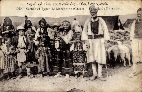 Postcard Scènes et Types de Macédoine, Famille de Paysans