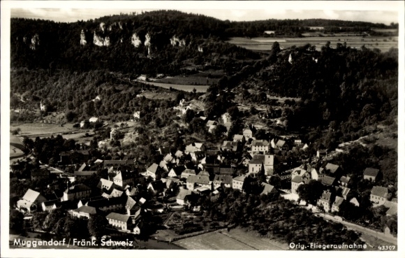 Ak Muggendorf Wiesenttal Fränkische Schweiz, Luftbildaufnahme von Muggendorf, Häuseransicht, länd