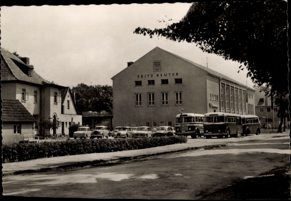 Ak Ostseebad Boltenhagen, Fritz Reuter Gebäude, Bussen, Autos, Strasse, Bäume