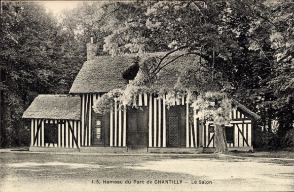 Ak Chantilly Oise, Hameau du Parc de Le Salon, gebouw met rieten dak, gestreept patroon
