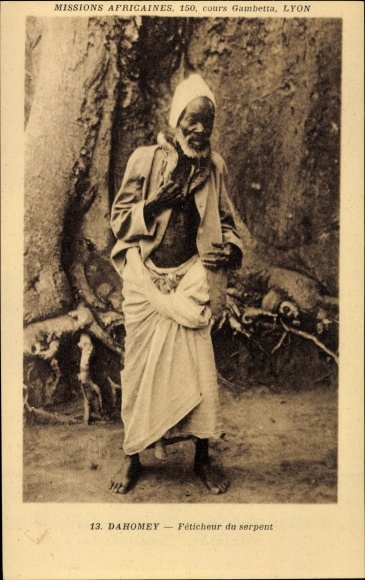 Postcard Dahomey Benin, Snake fetishist, snake hunter