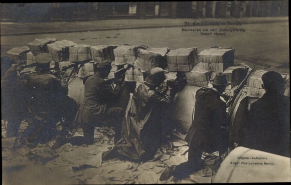 Foto Ak Berlin Mitte, Straßenkämpfe, Barrikaden vor dem Zeitungsverlag Rudolf Mosse, Schützenstraße