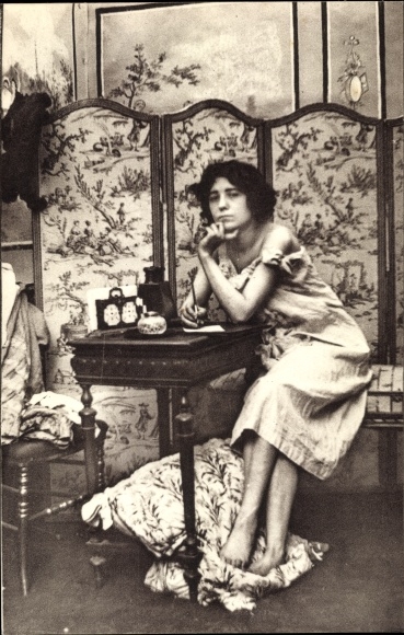 Postcard Parisiennes fin de siècle, Frau in Unterwäsche am Tisch, Garderobe