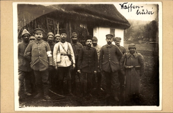 Foto Ak Deutsche Soldaten in Uniform, Gruppenbild mit Waffenbrüdern, 1. WK
