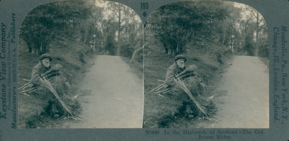 Stereo Postcard In the Highlands of Scotland, The Old Broom Maker, schottischer Besenbinder