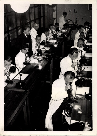 Photo training work of the DAF, watchmaker&#39;s workshop, microscopes, photo Hoffmann
