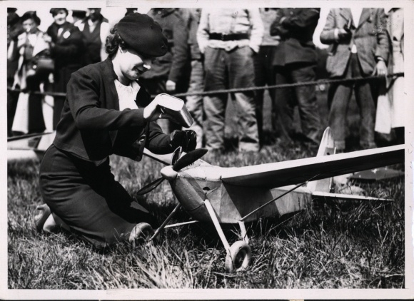 Foto Un concours de modèles, Une concurrente ravitaille en carburant son avionnette