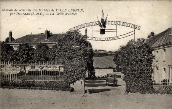 Ak Dourdan Essonne, Maison de Retraite des Mutiles de Ville Lebrun, Grille d'entree