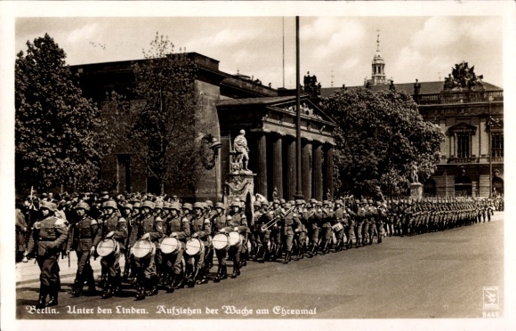 Postcard Berlin Mitte, Unter den Linden, guard at the memorial, Wehrmacht