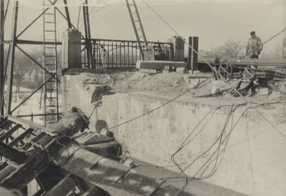 Original photo Berlin Neukölln, reconstruction of the destroyed Britzer Bridge over the Teltow Canal, 1946